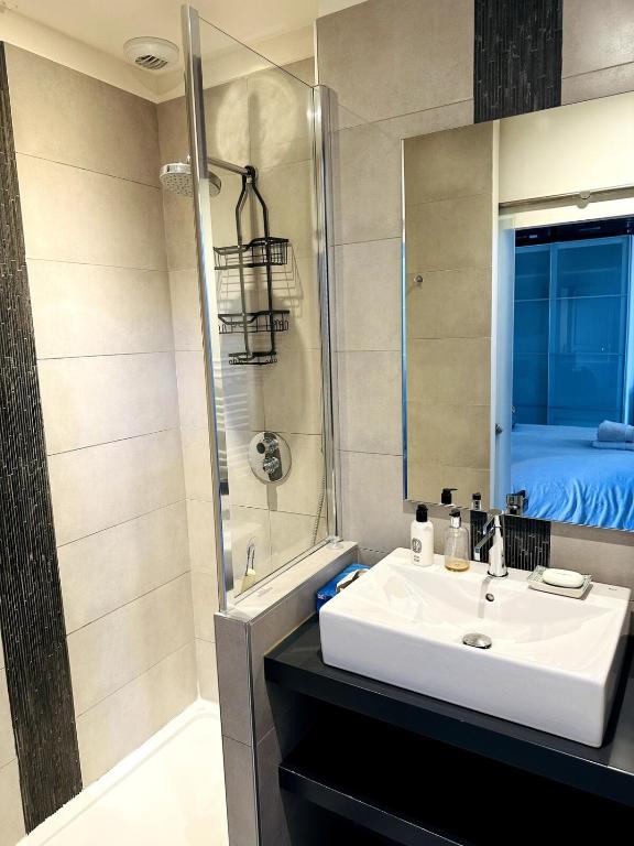 Aix flat in historic center, 17th century building - 3