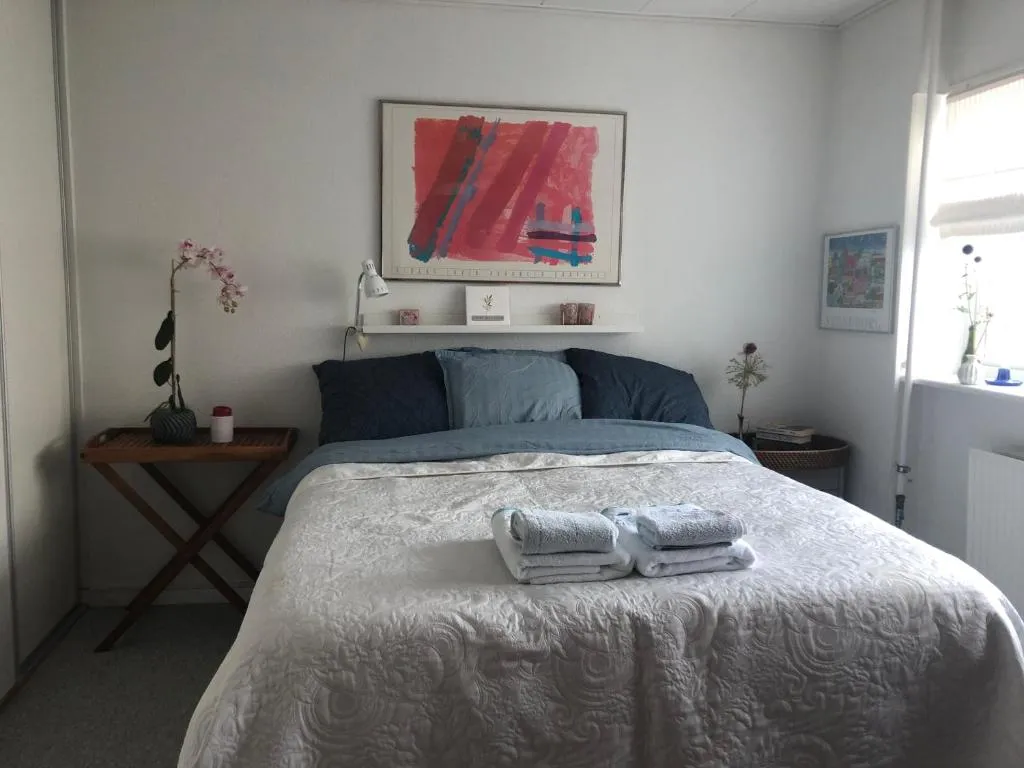 Suite med egen indgang og bad, hotel in Søby