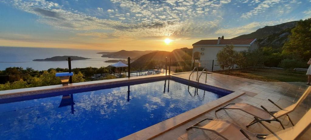 House with pool and seaview, Kuljače