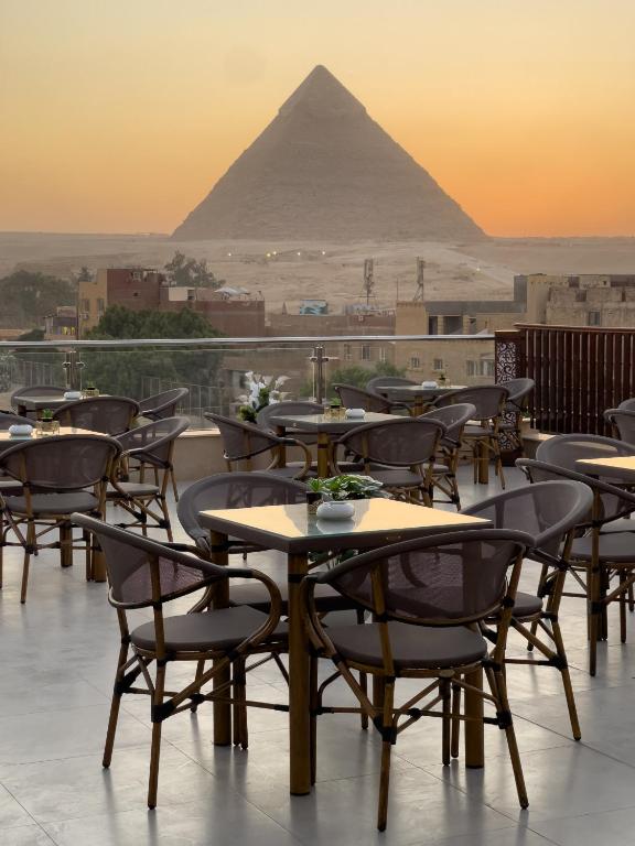 AKHNATON Pyramids View Hotel With Rooftop Access & free airport pickup, Káhira