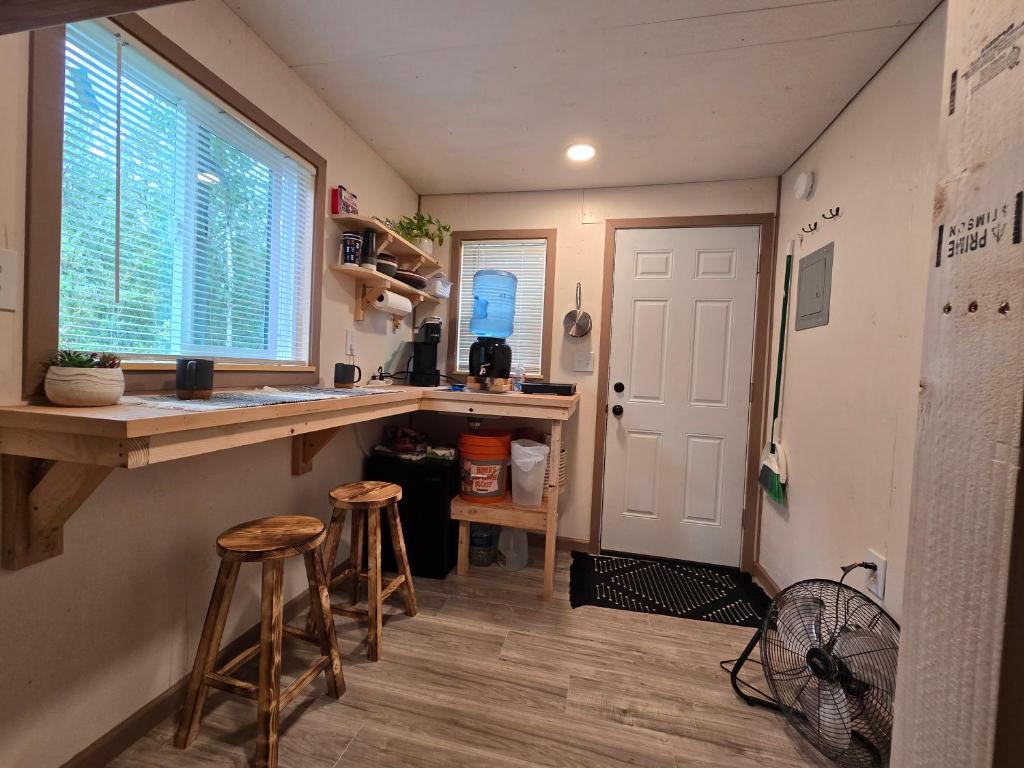 Highway HotTub Hideaway Bunkbed sleeps two, Tok