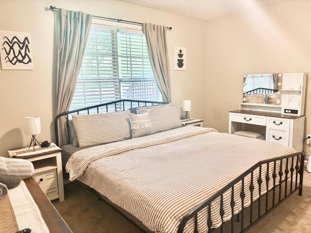 King Suite - Half Bath - Gym - Game Room - Hot Tub, Ellenwood