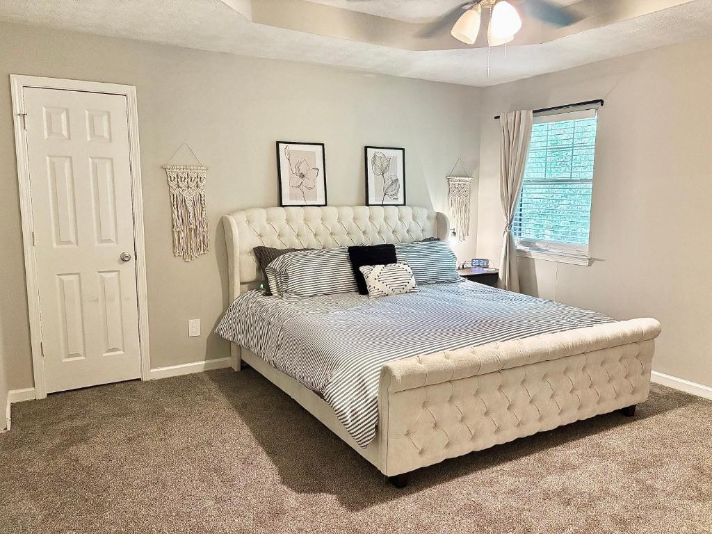 King Suite - Private Bath - Gameroom - 7 Mins From ATL Airport, Riverdale