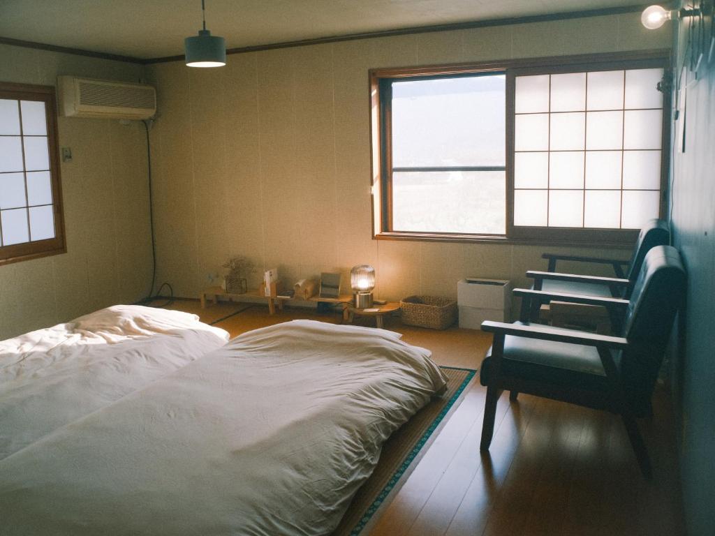 泊まれる本屋 まるとしかく, Mima