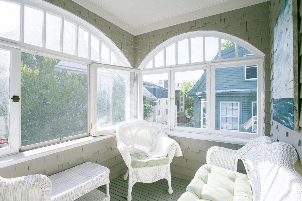 Popular attractions Area Nearby Property