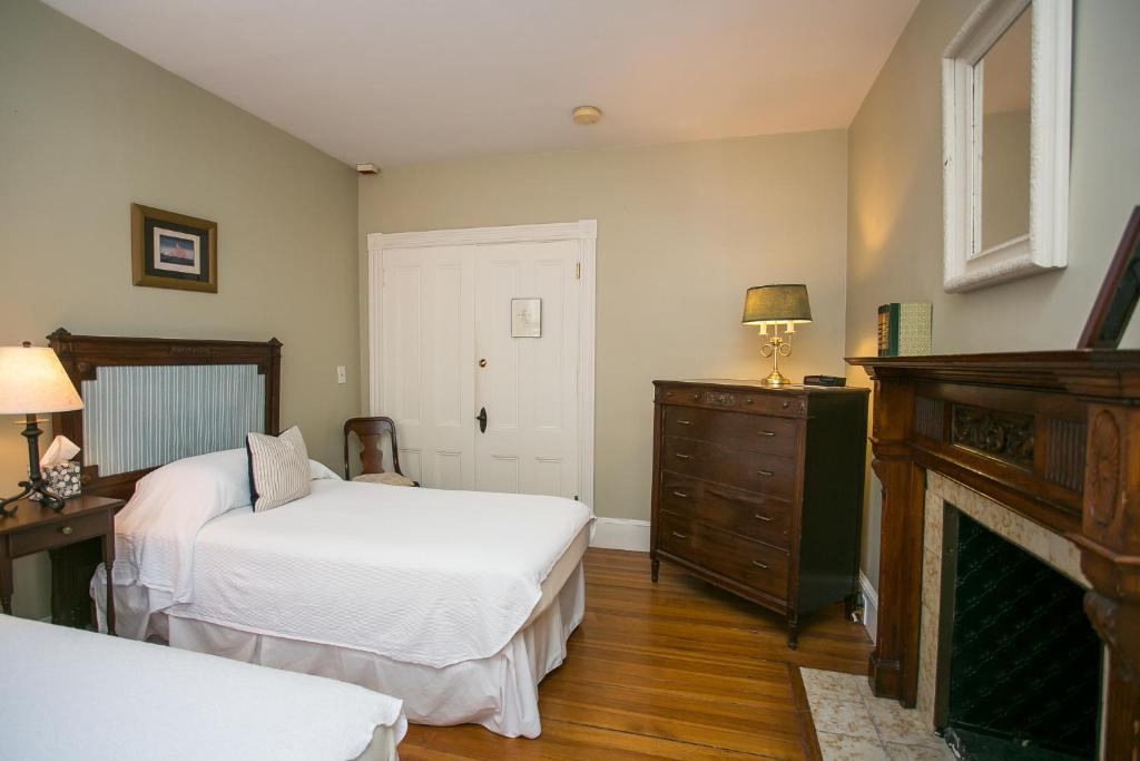 Chart House Inn Main image 1