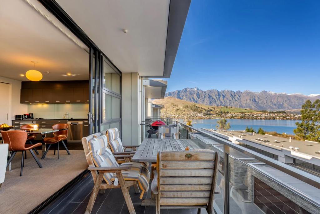 Panoramic lake views - Easy walk to town!, Queenstown