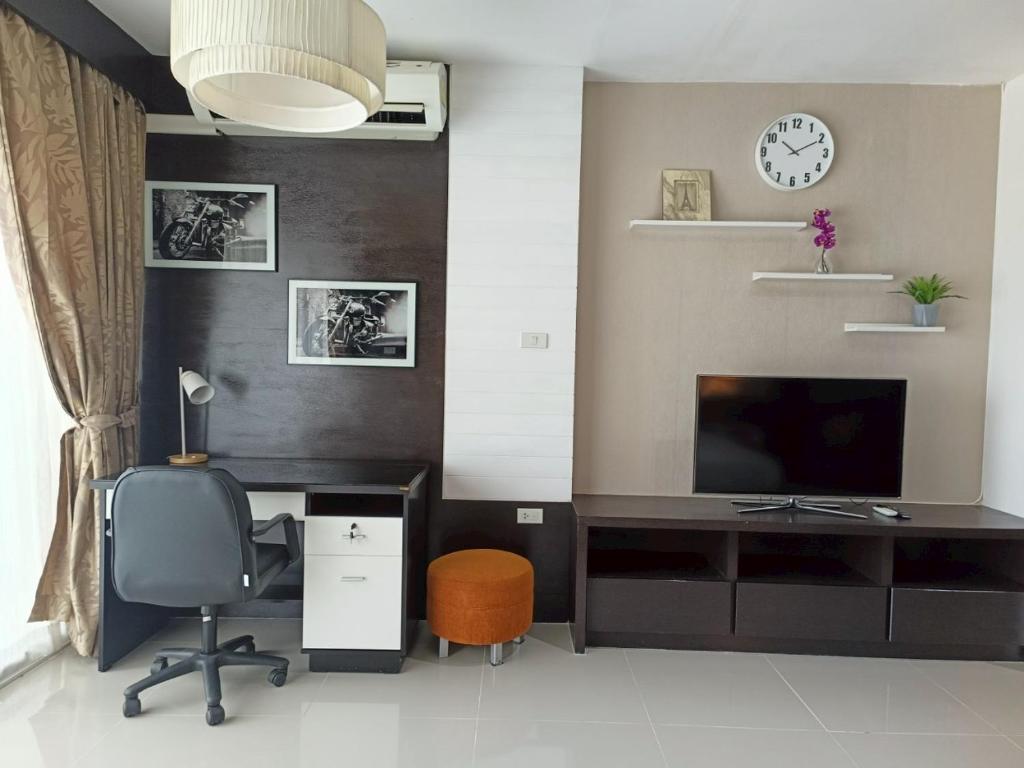 Shared lounge/TV area