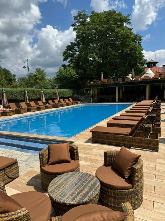 ATOS Srebrno jezero - Villa and Restaurant，位于大格拉迪什泰的酒店