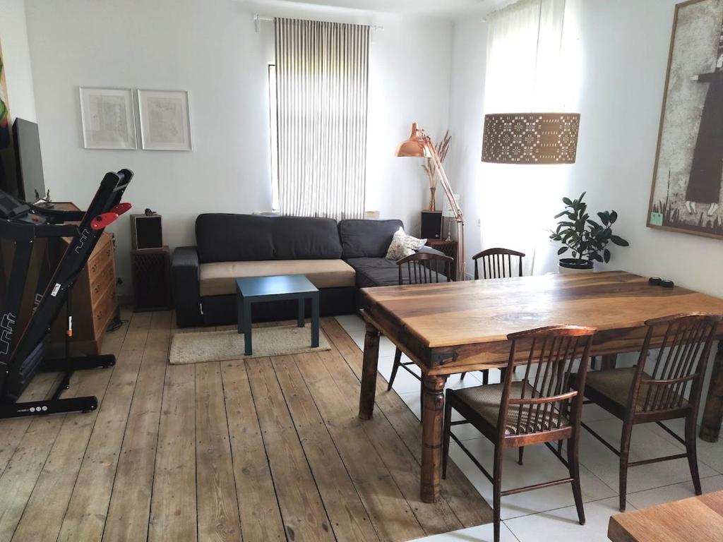 Hilltop view - 2 bedroom house with garden bbq - private parking - 12min to Uzupis anytime, Vilnius