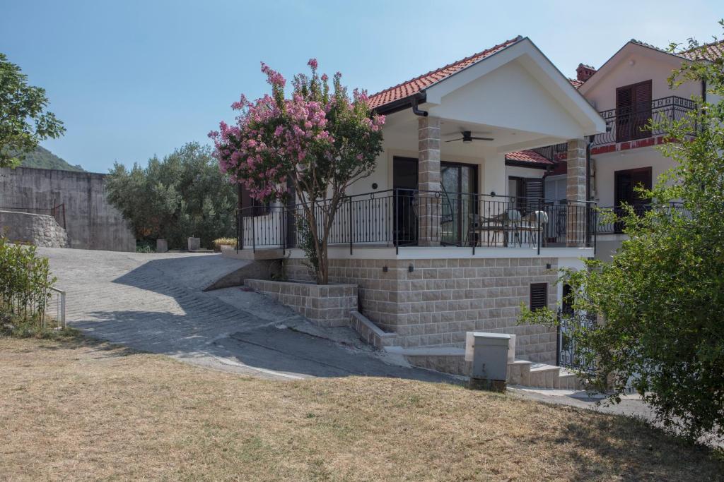 D Star - New Luxury Apartment with Big Balcony Bay View, Risan