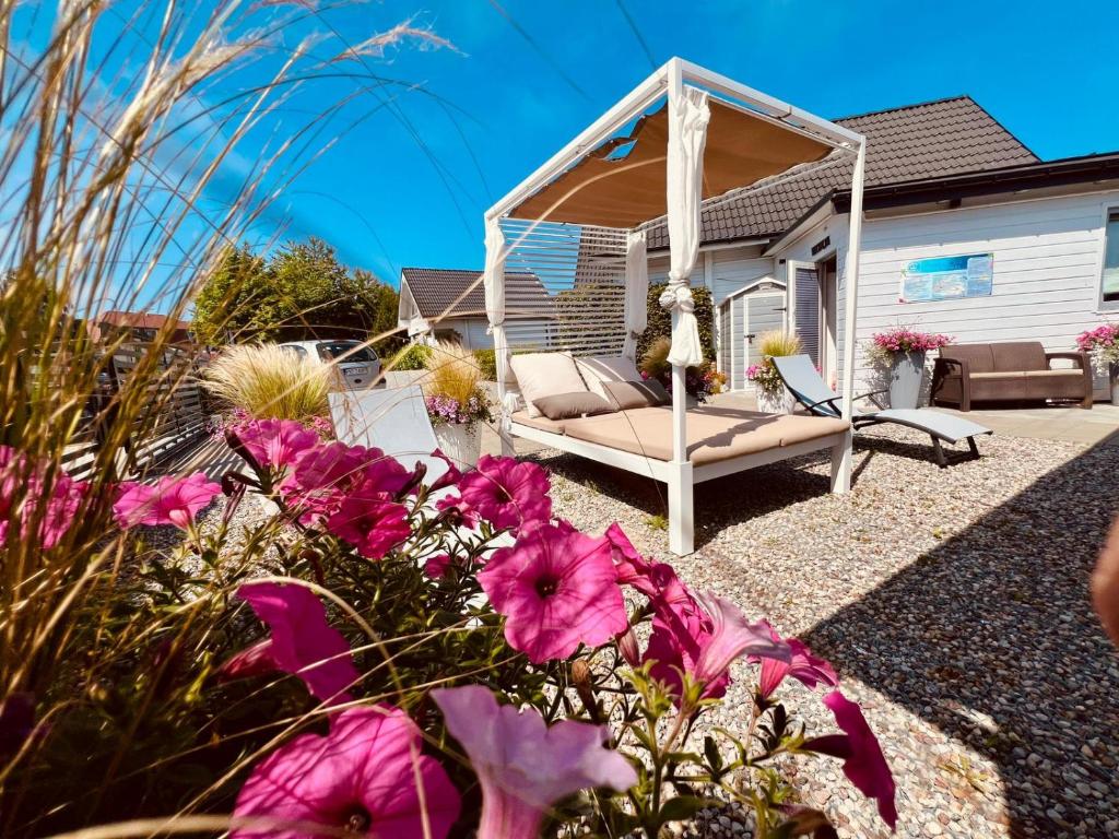 Biale Domki Paula Rewal - Domki z klimatyzacja, w obiekcie Jacuzzi i darmowe Wifi!, Rewal