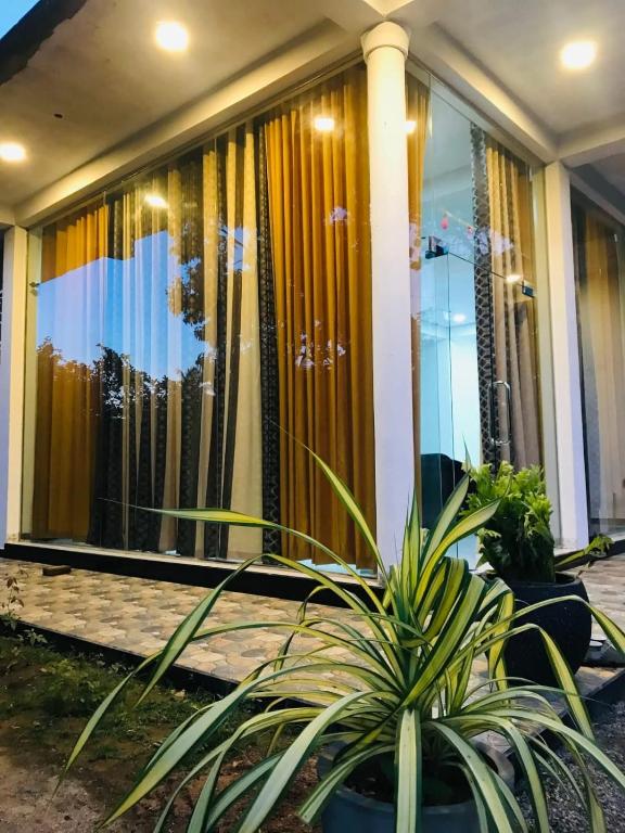 Ops Poinix Hotel, Weerawila