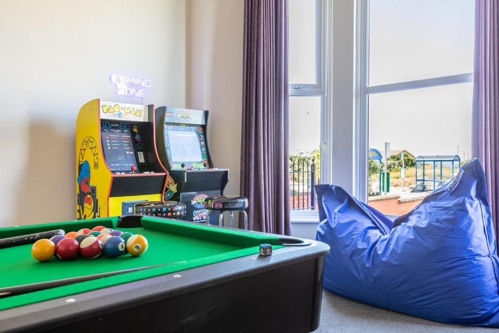 Entire Home on Beach Front, Sleeps 25 with Free Parking, Rhyl