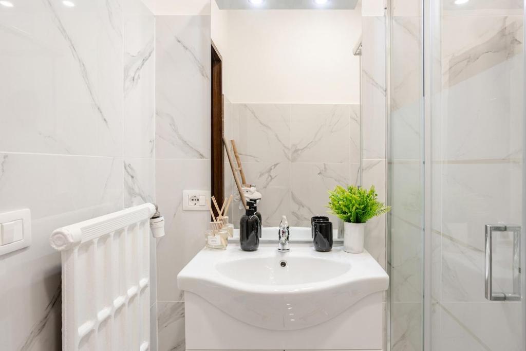 Vatican Area Stylish 2BR Fast WiFi & AC - 3