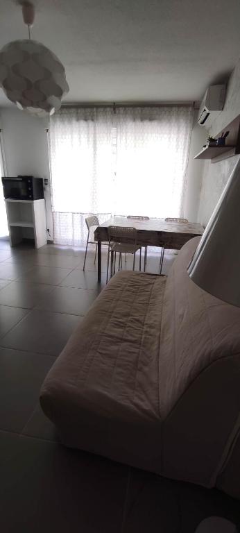 Appartement climatisé T1 à Hyères, dans résidence avec gardien, calme, parking, WIFI - 4