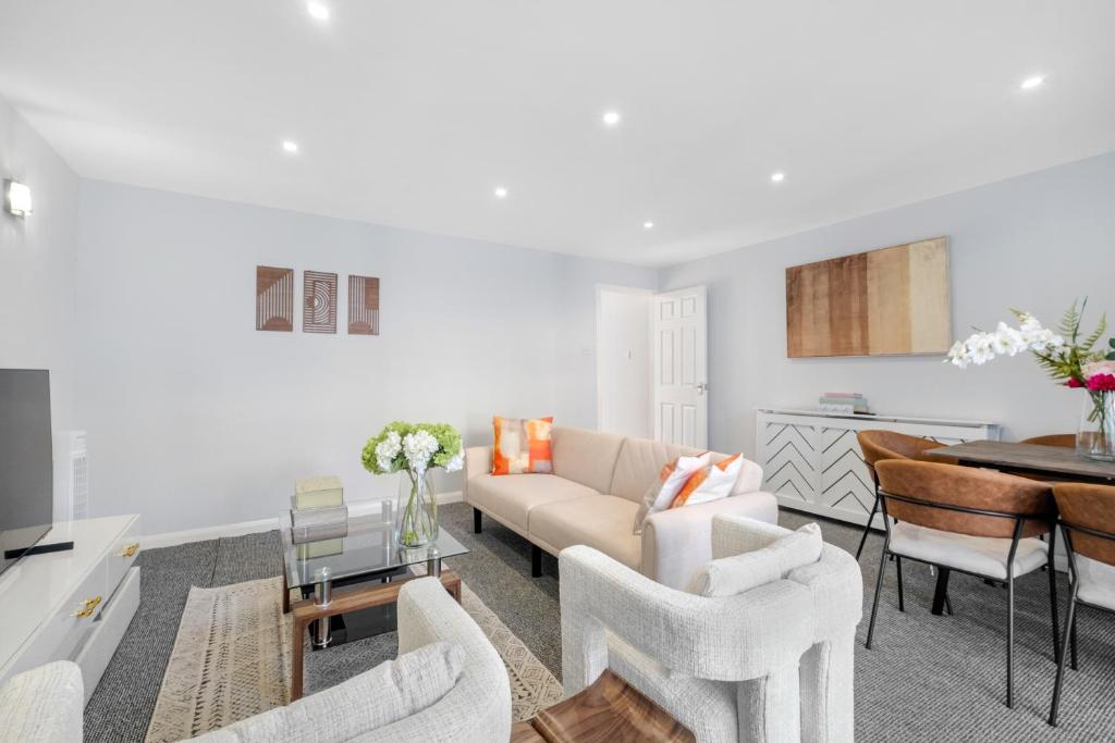 Boone - 2 Free Parking,5 minutes walk to Great Southsea Run, 7mins walk to university, Sleeps 1- 7 Comfortably, Driveway, Beach inspired Cozy Garden, Portsmouth