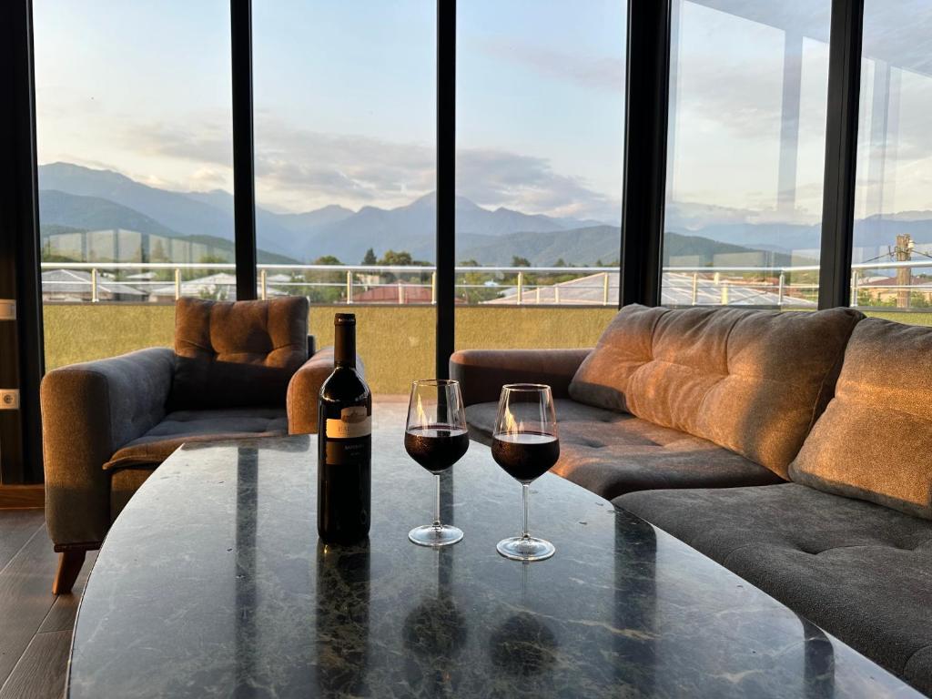 Terrace Eniseli, Eniseli