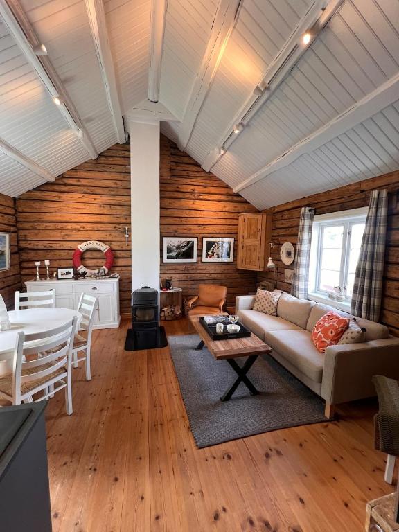 Charming cabin in Henningsvær, Henningsvaer