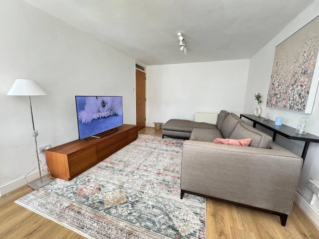 Spacious flat close to Elizabeth Line, Woolwich