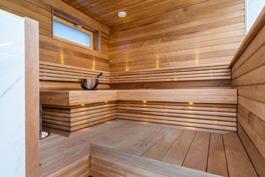 Modern apartment with jacuzzi and sauna 4