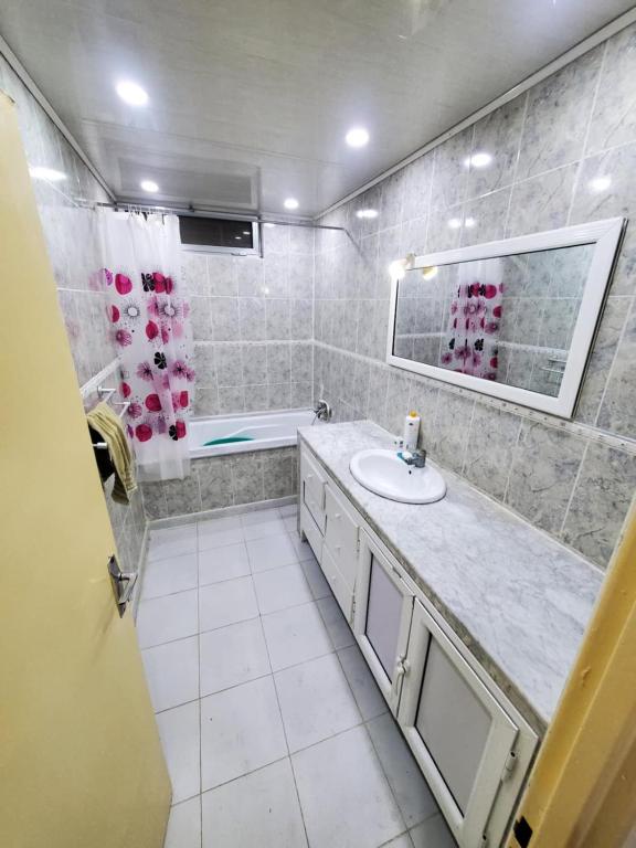 Warm F4, good location, Skikda