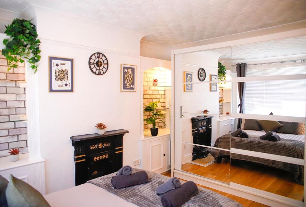 4-Bedroom House with Garden, Hove photo 8