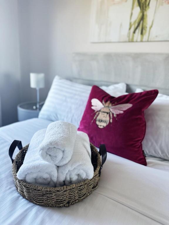 The Heights - quiet detached home - stunning views, Belfast