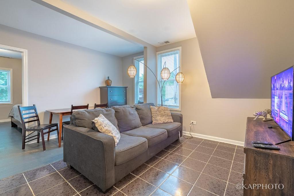 Entire Private Apartment, Near Downtown - Free Parking, Chicago