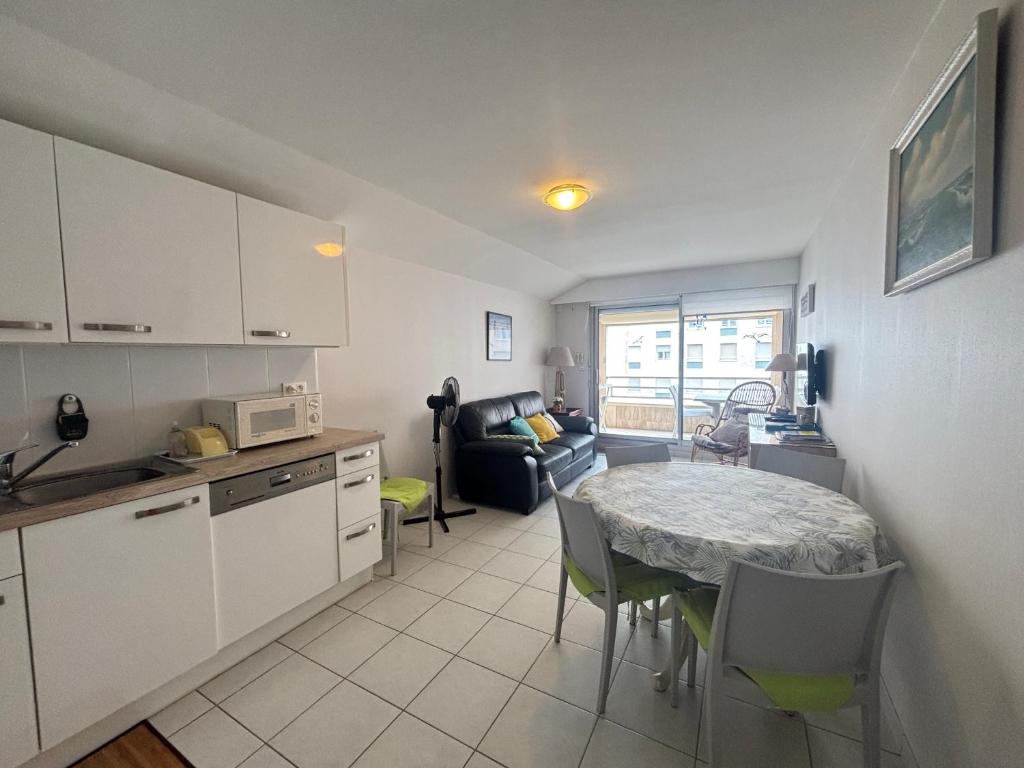 Appartement central avec garage à 2 min de la plage, balcon, wifi, proche commerces - FR-1-197-188 - 1