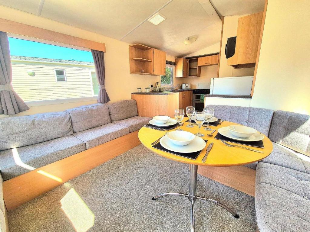 Cherry, 2 Bed, 6 Berth With Electric Panel Heaters 70724C, Great Yarmouth