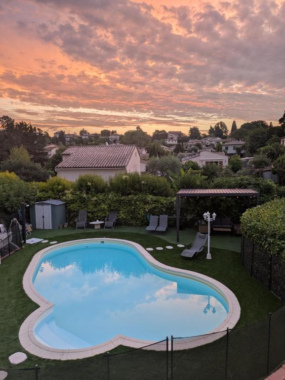 Bas de villa composée d'un 3 pièces et d'un studio avec piscine privée, Villeneuve-Loubet