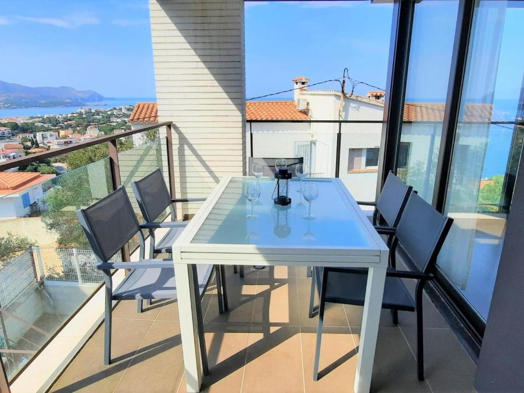 Apartamento de 3 habitaciones con terraza, piscina, parking y aire acondicionado en Llançà - ES-170-54 - 1