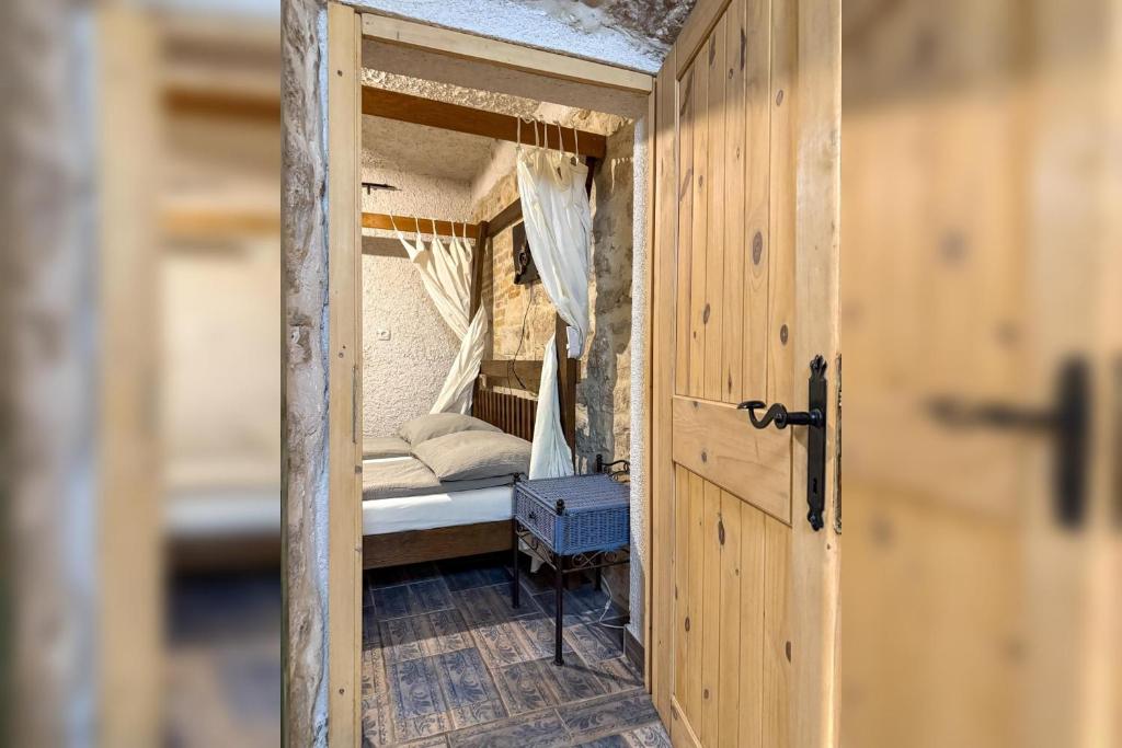 Fischer Fritz 2, Betina