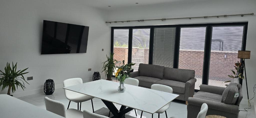 SAV Stays 5 Bedroom Large Family home Birstall, Leicester, Birstall