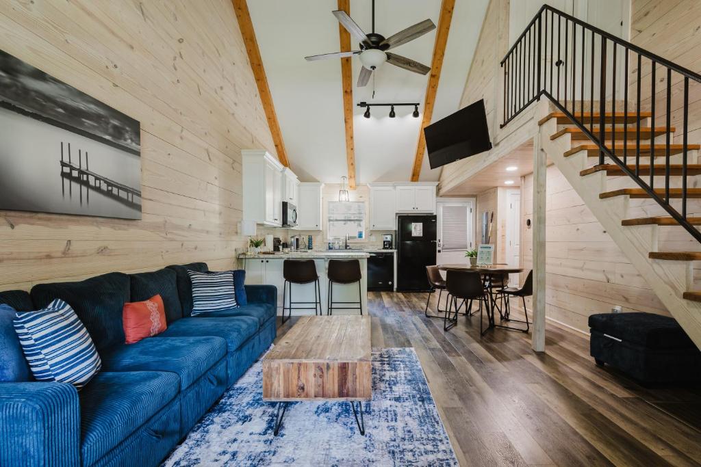 Relaxing Cabin Retreat with private beach swimming area, Hot Springs