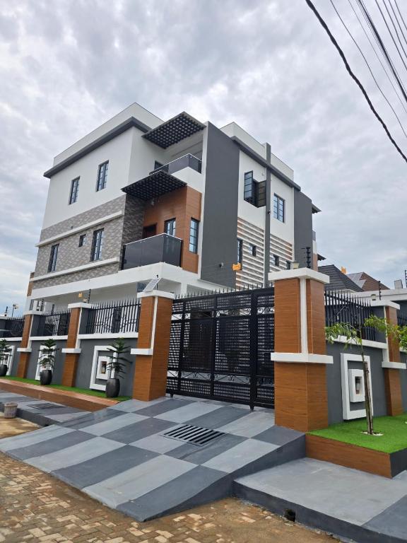 Kim's Apartment, Agege