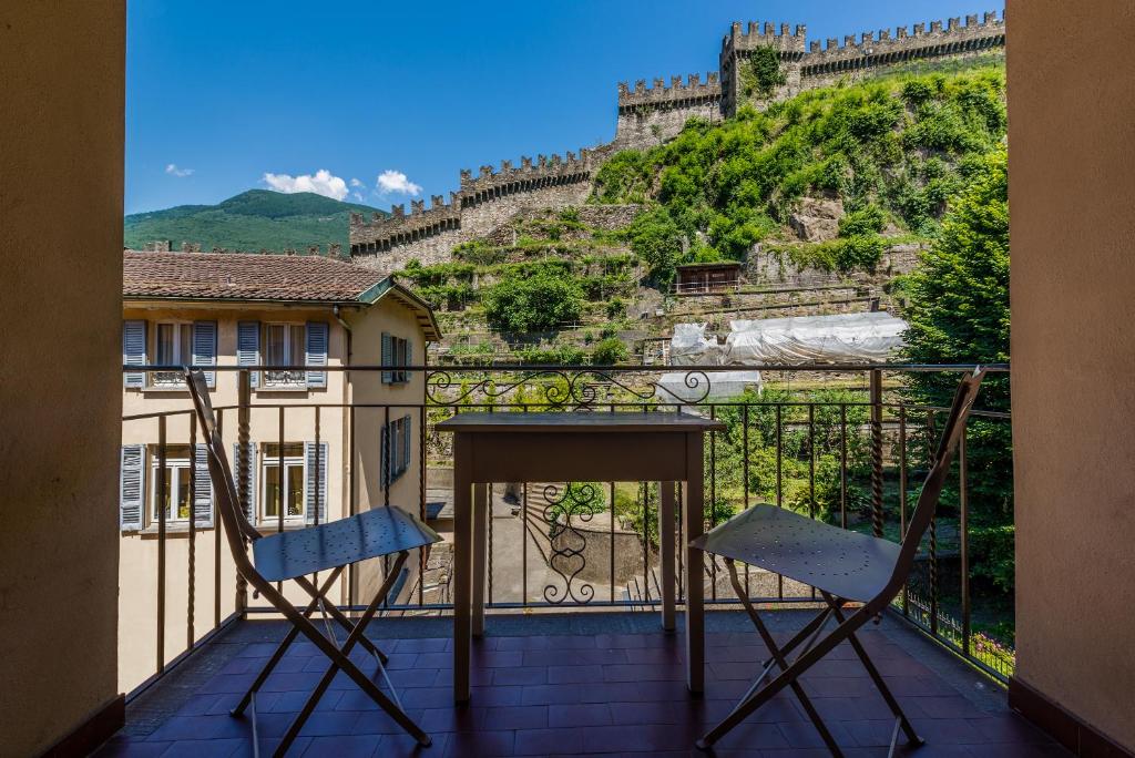 Balcony/terrace, Ostello Montebello - Bellinzona Youth Hostel in Bellinzona