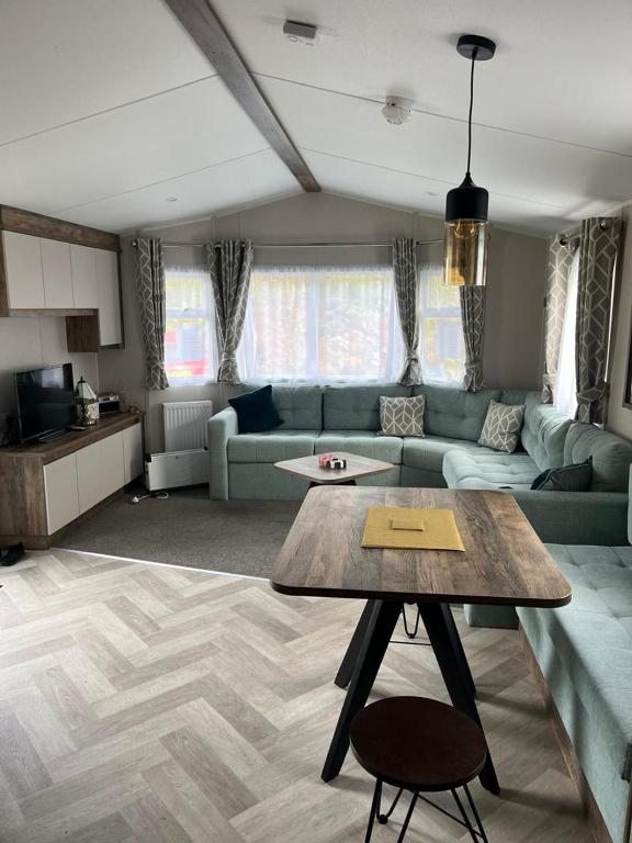 Wiseman Bridge Caravan Retreat- Minutes to Beach, Narberth