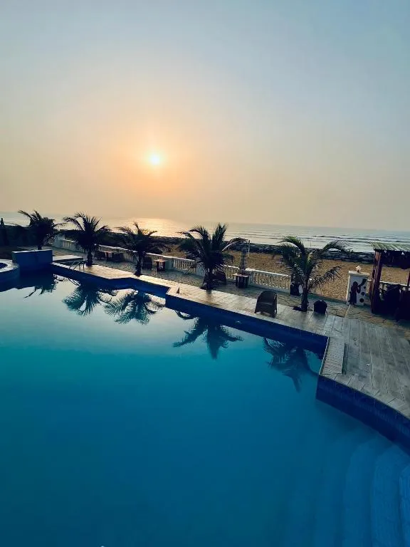Coconut Pointe Villa & Beach Resort, hotel in Prampram