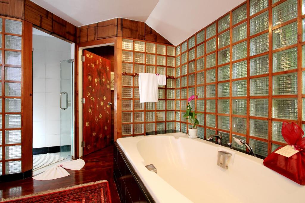 โรงแรมหม่อมตรี วิลล่า รอยัล (Mom Tris Villa Royale Hotel)