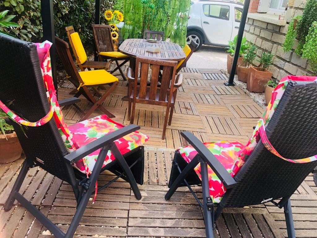 Votre séjour à Sanary DANS BAS DE VILLA avec 1 terrasse végétalisée et abritée exposition Est Sud Ouest à 400m du Centre ville en zone piétonne où tout peut se faire à pied - 5