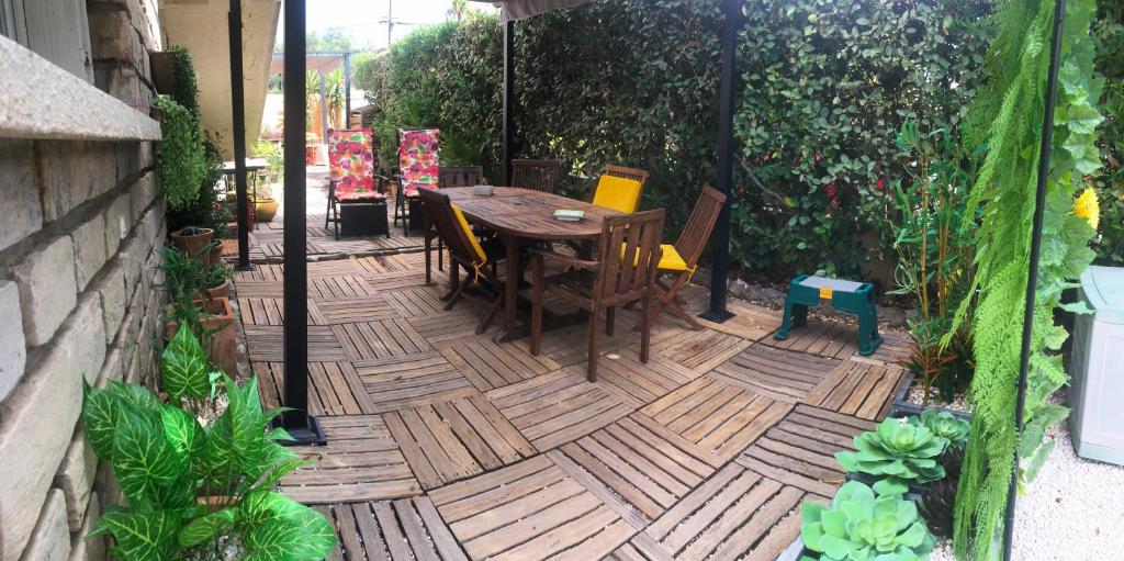 Votre séjour à Sanary DANS BAS DE VILLA avec 1 terrasse végétalisée et abritée exposition Est Sud Ouest à 400m du Centre ville en zone piétonne où tout peut se faire à pied - 4