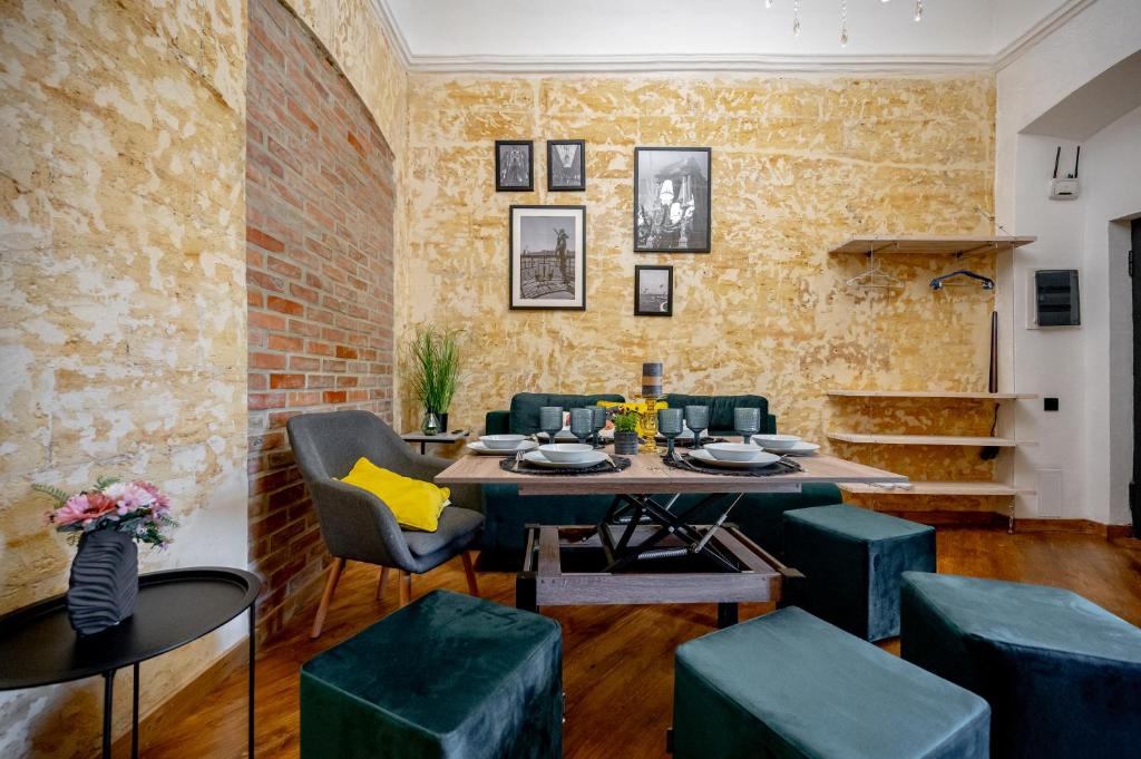 Нова 3-кімнатна та поряд студійна двоярусна квартира LOFT у центрі Одеси, Oděsa