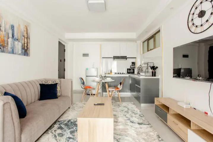 Polished 1BR with gym and golf simulator, Kilimani, Nairobi