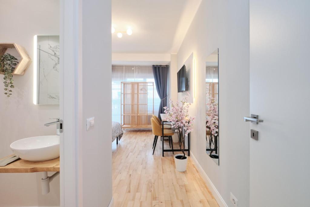 Colosseum at 18 Min by Metro Bright and Cozy Room - Free Parking Pool Access - AC and WiFi - 2