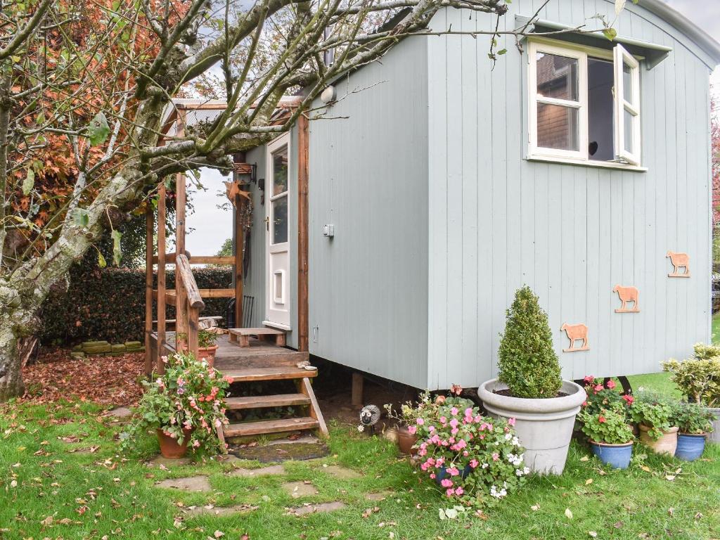 Farmhouse Garden Shepherds Hut, Thursley