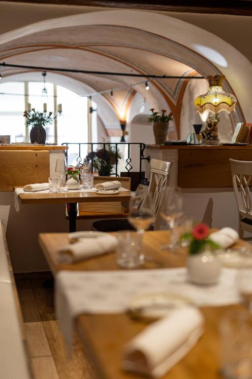 Hisa Linhart, Hotel & Restaurant 3