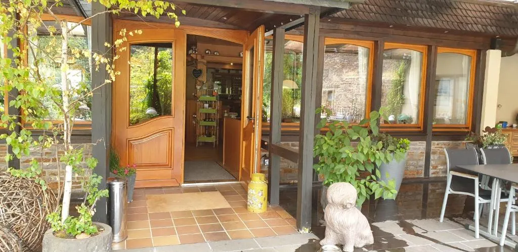 Serwazi-Zenzen, hotel in Mesenich