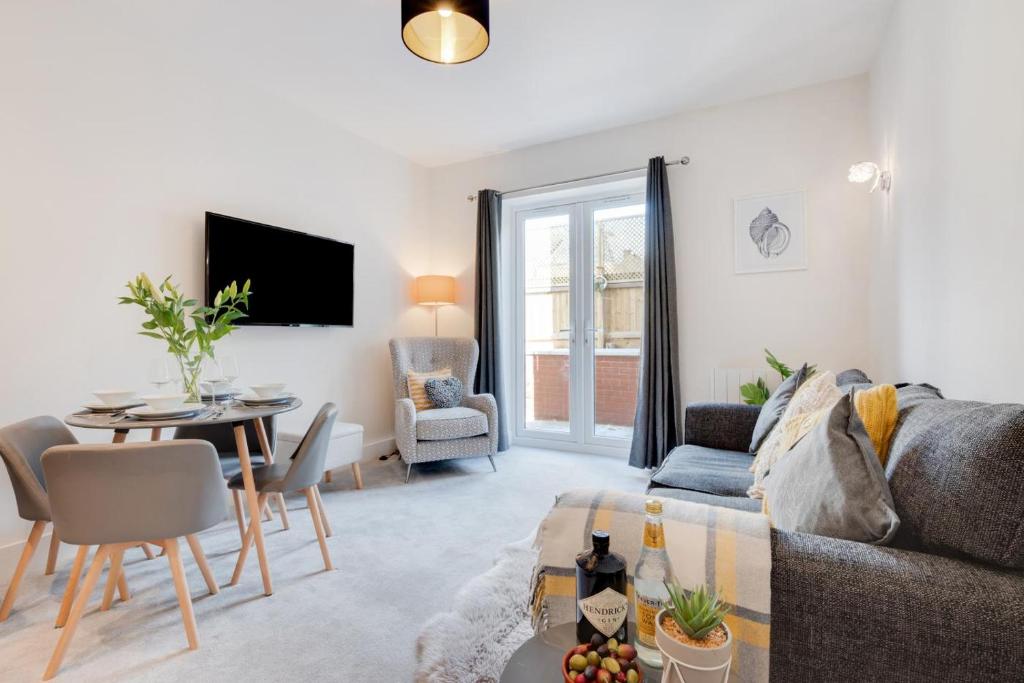 Victoria Sands, Swanage